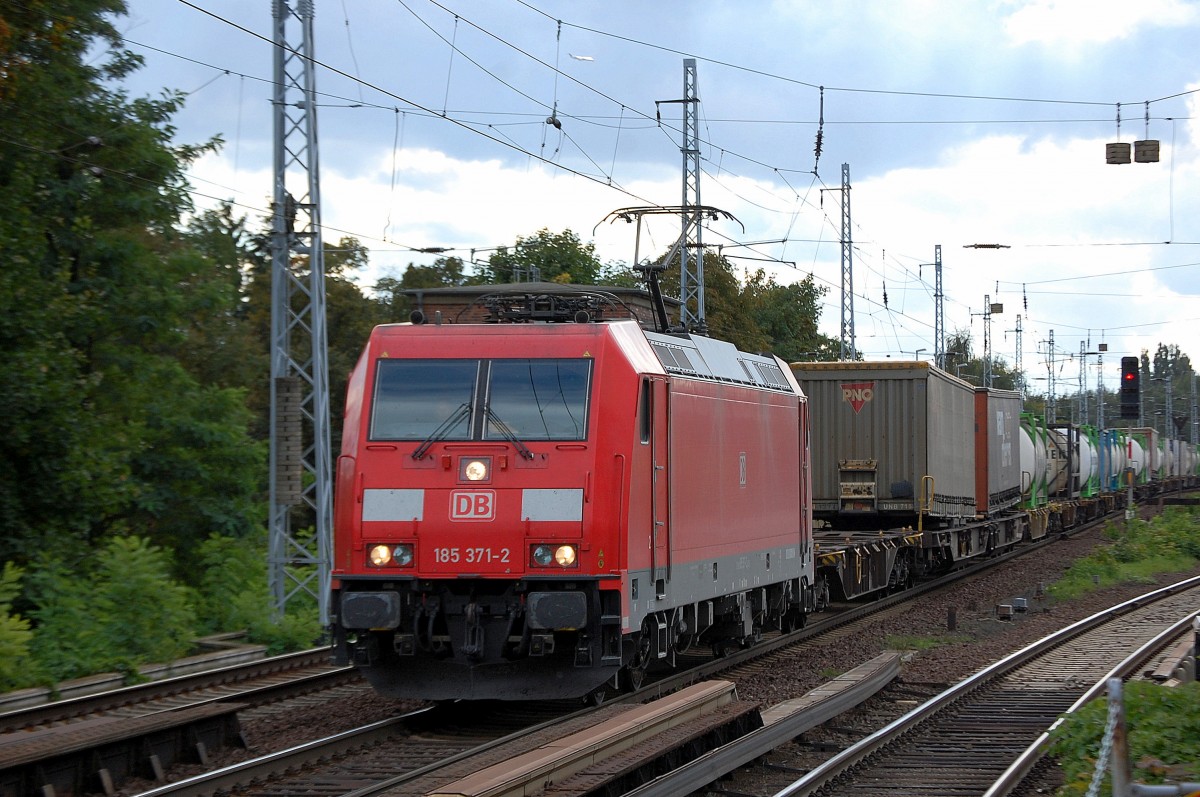 185 371-2 mit Gannzug Taschenwagen Richtung Bernau am 28.09.13 Berlin-Karow.