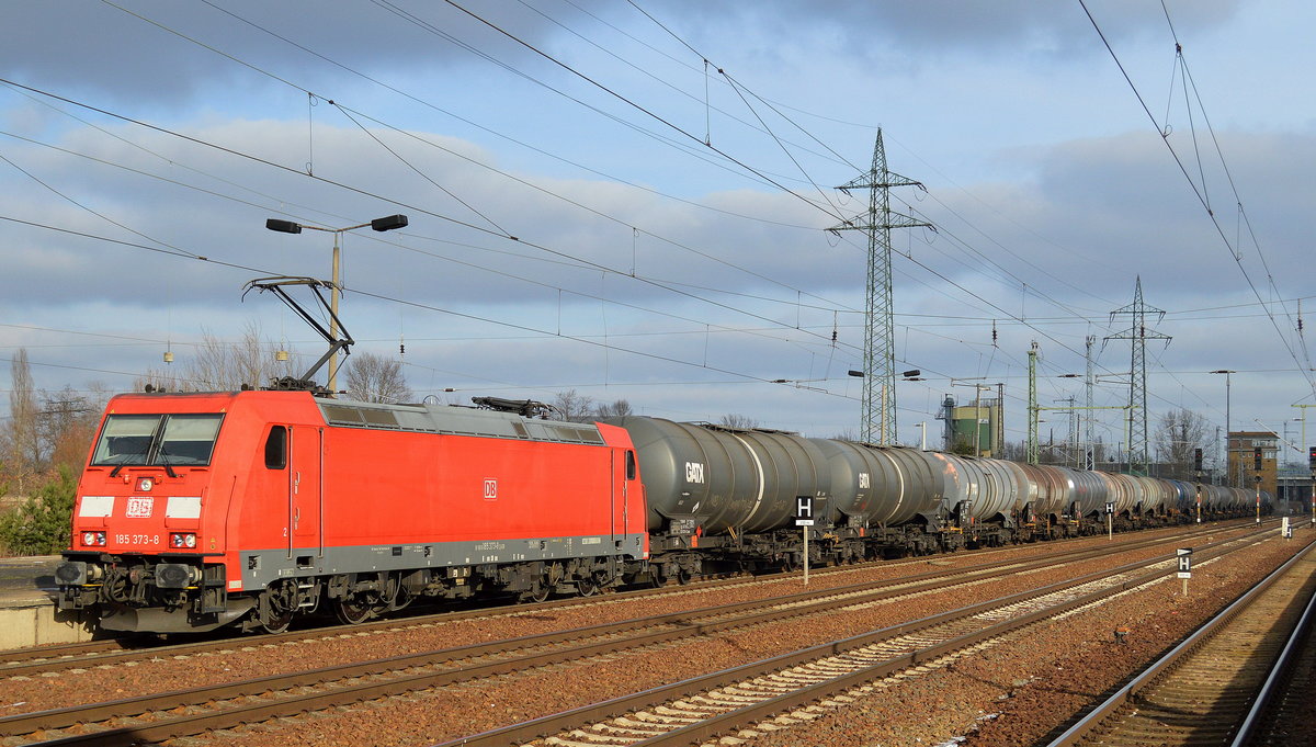 185 373-8 fährt mit Kesselwagenzug (Dieselkraftstoff) zum Personalwechsel kurz im Bf. Flughafen Berlin-Schönefeld ein, 26.01.17