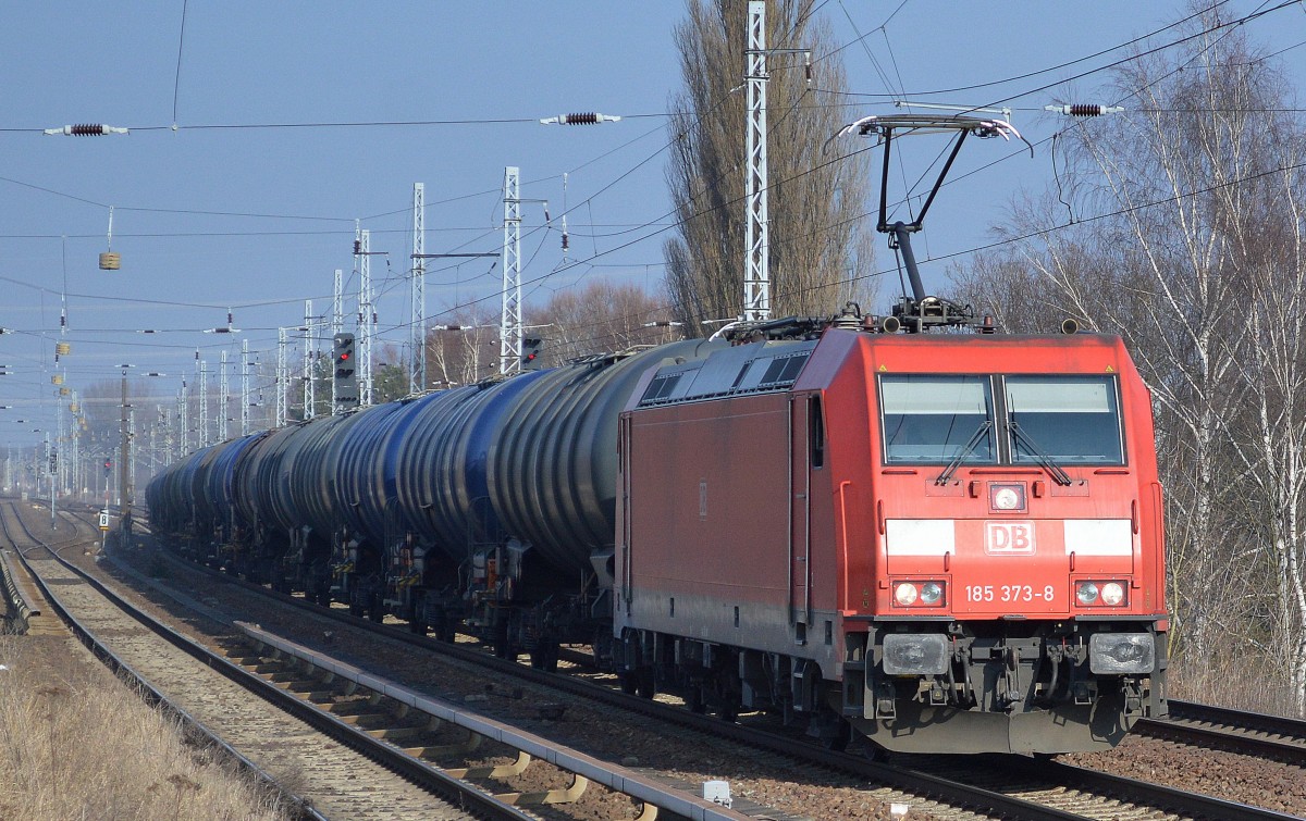185 373-8 mit Kesselwagenzug am 17.02.15 Berlin-Karow.