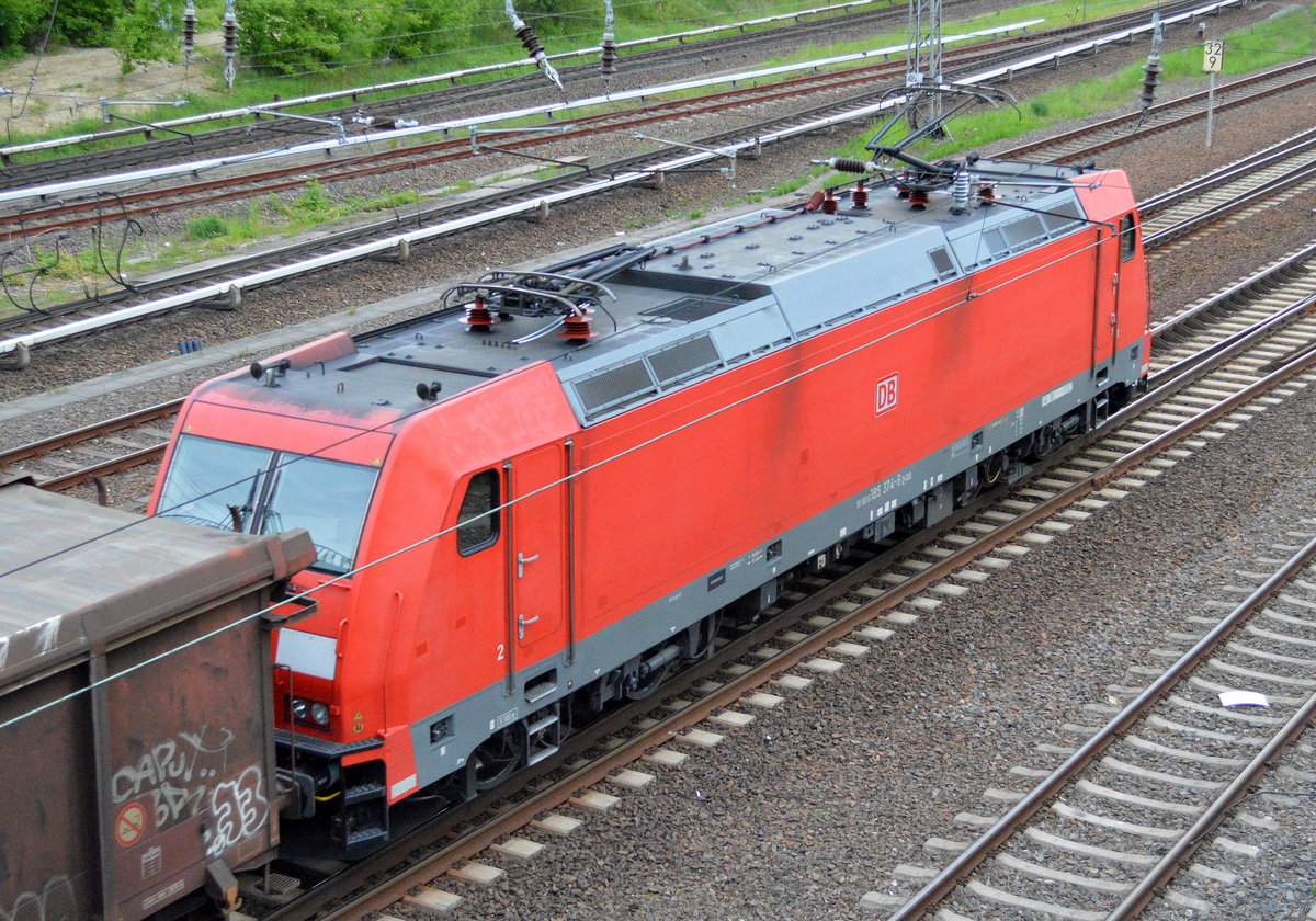185 374-6 mit Ganzzug Rolldachwagen am 16.05.17 Berlin-Wartenberg.