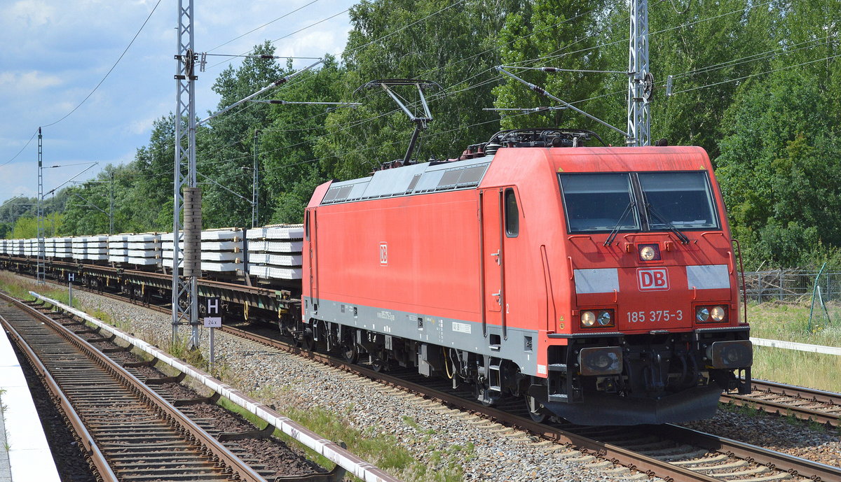 185 375-3 mit einem Ganzzug Oberbaustoffwagen mit Fertgbetongleisbohlen am 14.07.17 Mühlenbeck bei Berlin.