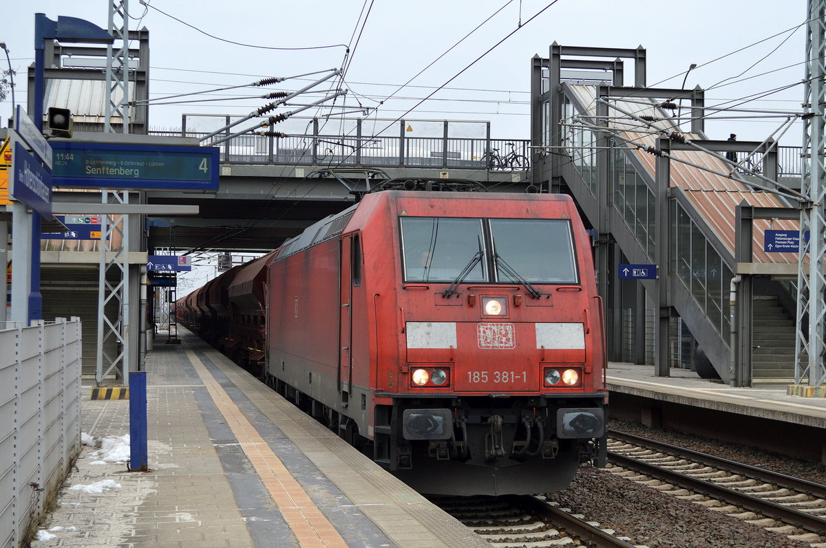 185 381-1 mit einem Ganzzug mit Schwenkdach-Schüttgutwagen (Düngemittel) am 09.02.17 Bf. Berlin-Hohenschönhausen.
