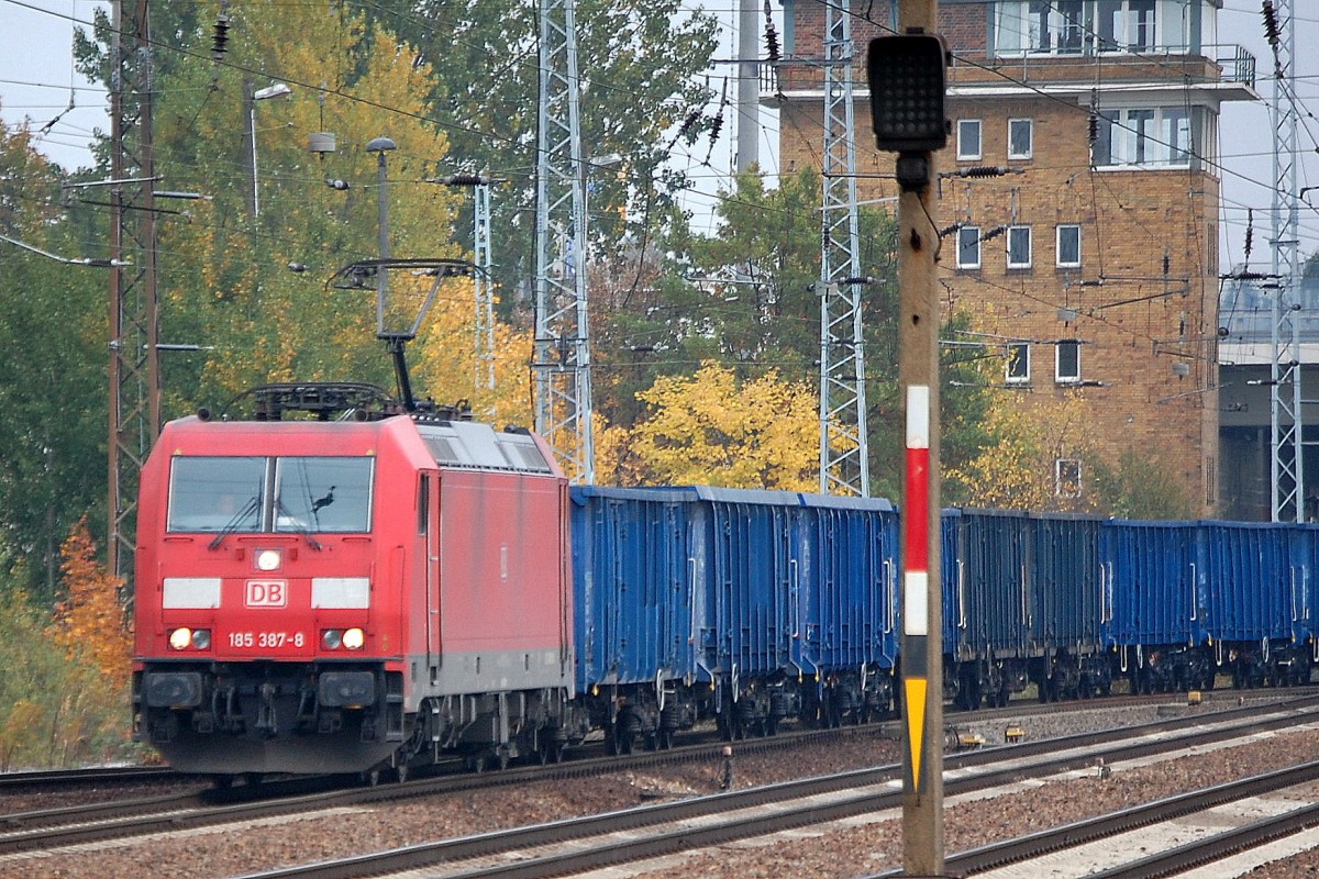 185 387-8 mit Ganzzug offener G�terwagen der PKP-Cargo bei der Durchfahrt im Bhf. Flughafen Berlin-Sch�nefeld, 09.10.13