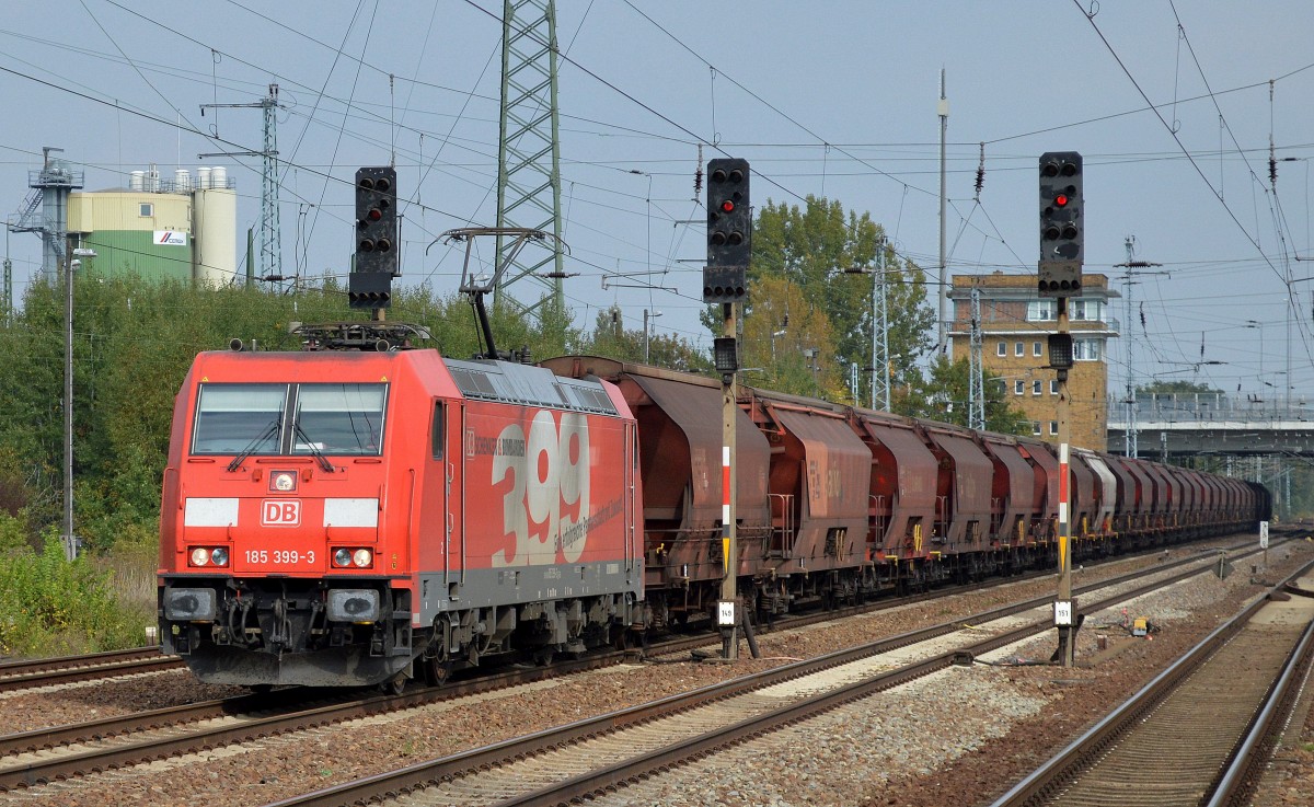 185 399-3 mit Ganzzug Schüttgutwagen mit Schwenkdach für Kalisalztransporte am 02.10.14 Bhf. Flughafen Berlin-Schönefeld.