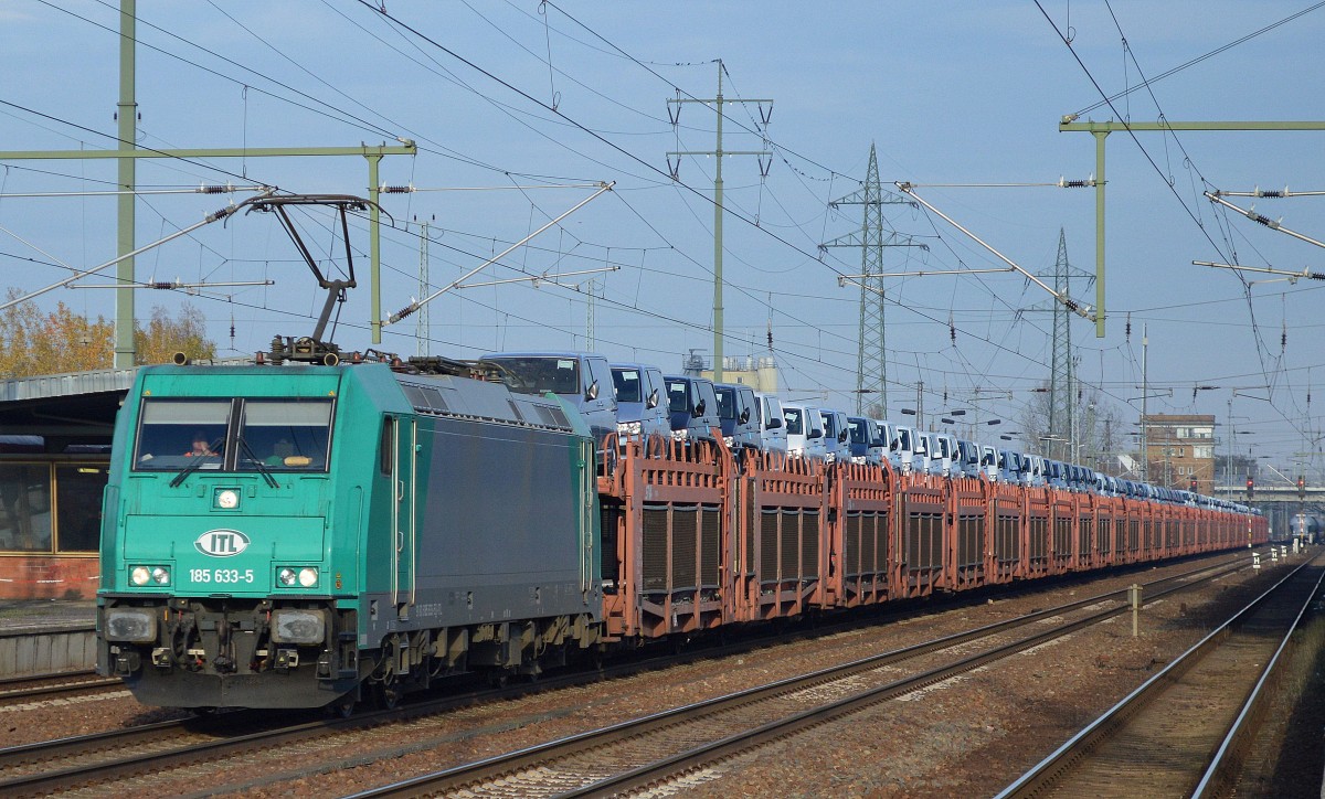 185 633-5 der ITL mit PKW-Transportzug (VW-Nutzfahrzeuge)am 05.11.15 Bhf. Flughafen Berlin-Schönefeld. 