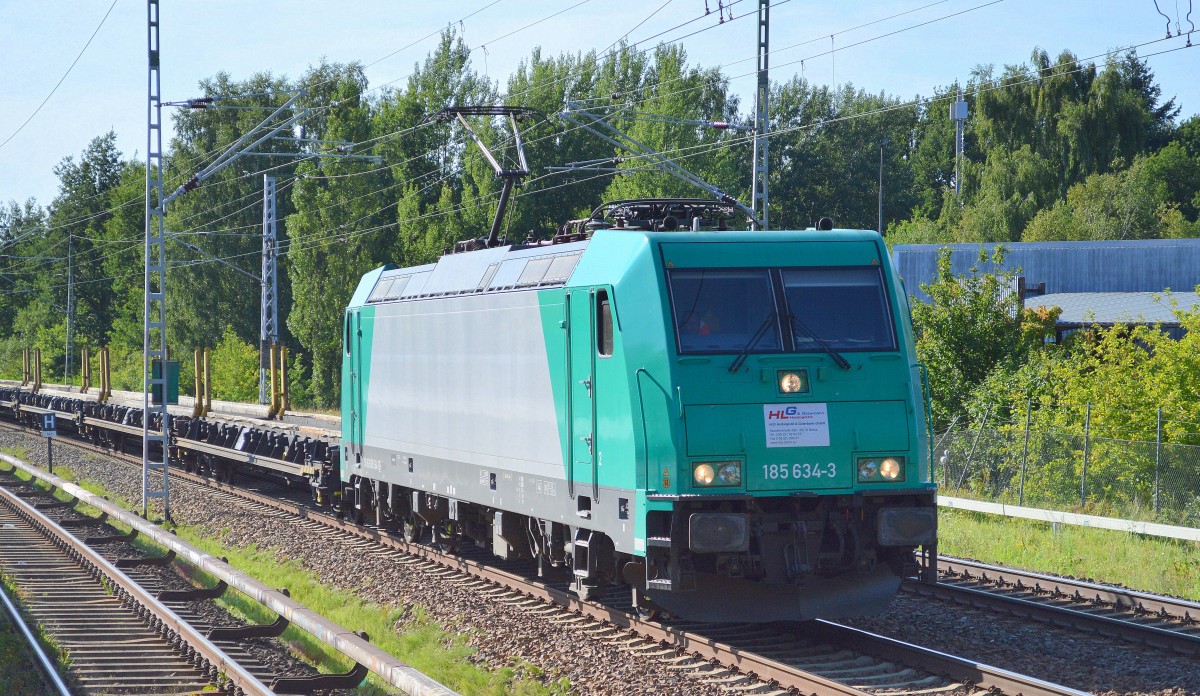 185 634-3 (91 80 6185 634-3 D-BEBRA, Bombardier Bj.2009) im Moment für HLG tätig mit einem leeren Langschienen Transportzug der Fa. Spitzke SE am 05.08.15 Mühlenbeck/Mönchmühle bei Berlin.