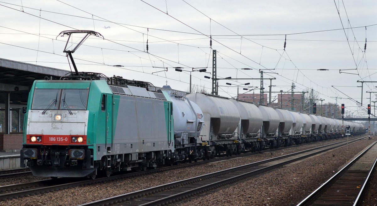 186 135-0 für die polnische Fa. Transchem Sp. z o.o. mit einem Zug Kessel- und Staubgutwagen am 13.11.15 Bhf. Flughafen Berlin-Schönefeld. 