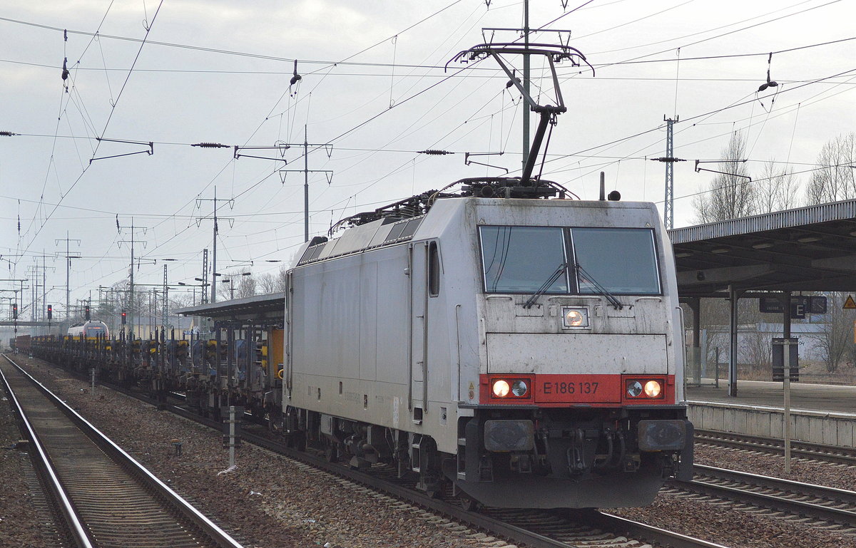 186 137-6 der ITL mit dem schon häufiger gesichteten Transportzug für Langschienen, eigenartiger Weise bisher in den vergangenen Monaten immer leer, wo und wann werden diese Züge hier eigentlich im Nordosten beladen oder wird der Zug jeweils nach Polen gefahren und dort beladen?, 14.03.17 Bf. Flughafen Berlin-Schönefeld.