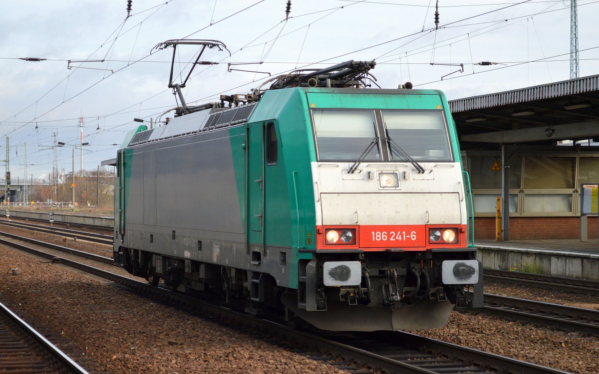 186 241-6 für LOCON Benelux B.V. unterwegs am 01.12.15 Bhf. Flughafen Berlin-Schönefeld.
