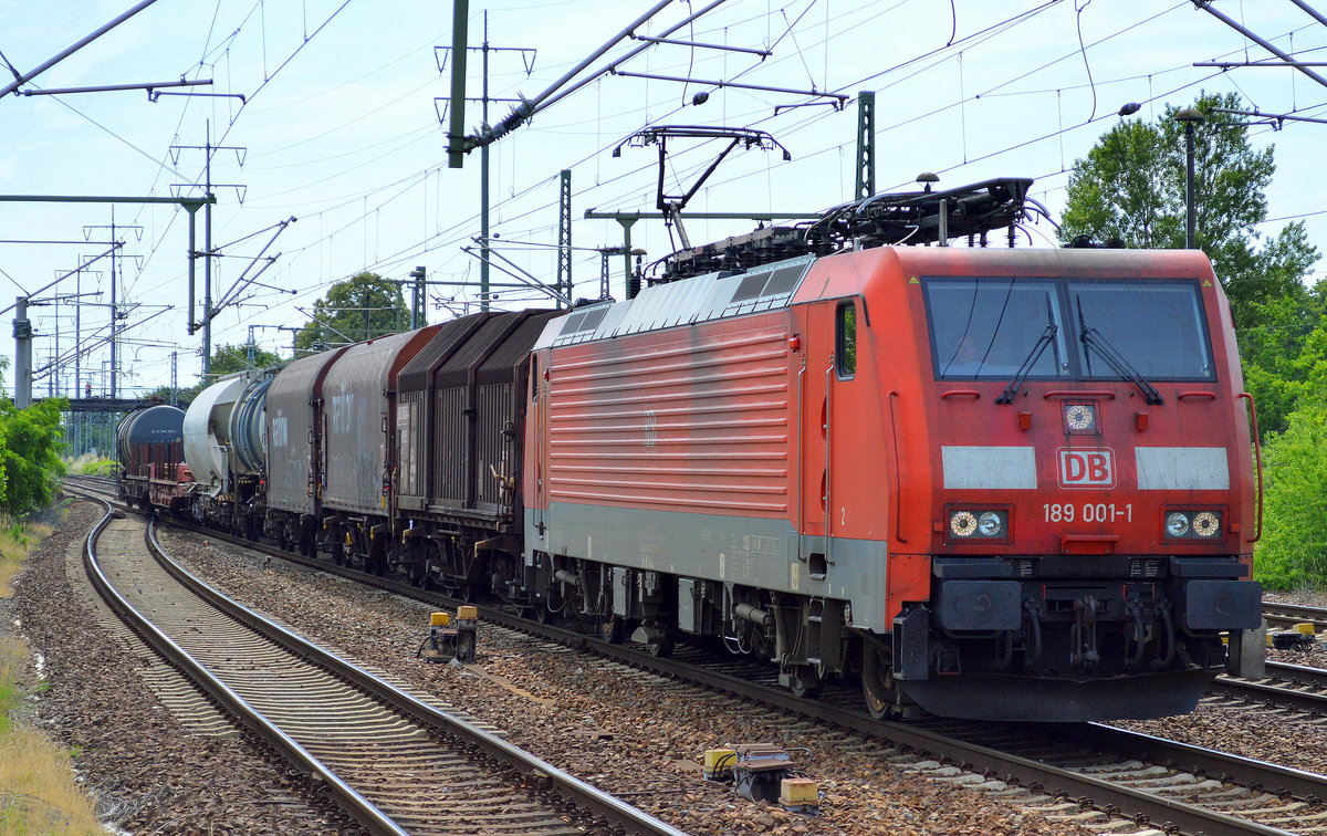 189 001-1 mit einem gemischten Güterzug am 27.06.16 Bf. Flughafen Berlin-Schönefeld.