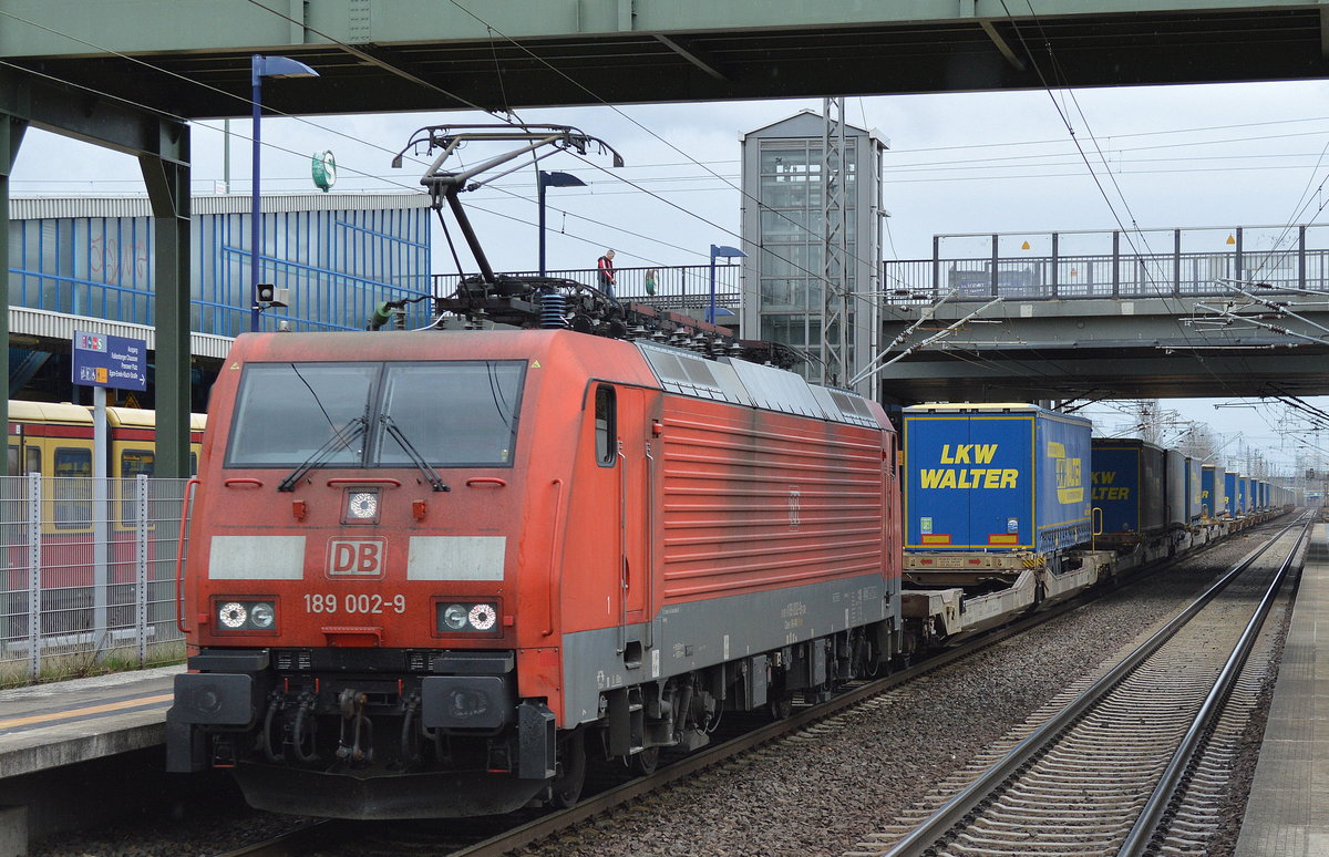 189 002-9 mit KLV-Zug (LKW-WALTER Trailer) am 21.03.17 Bf. Berlin-Hohenschönhausen. 