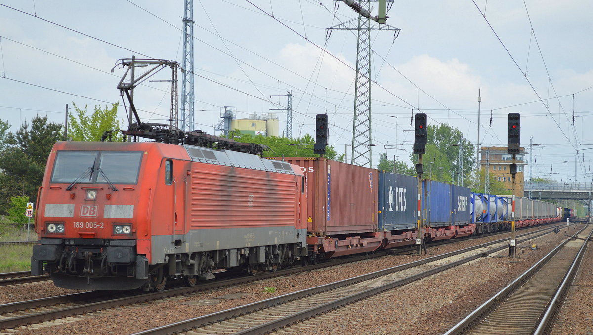 189 005-2 mit Container-/KLV-Zug am 13.05.17 Bf. Flughafen Berlin-Schönefeld.