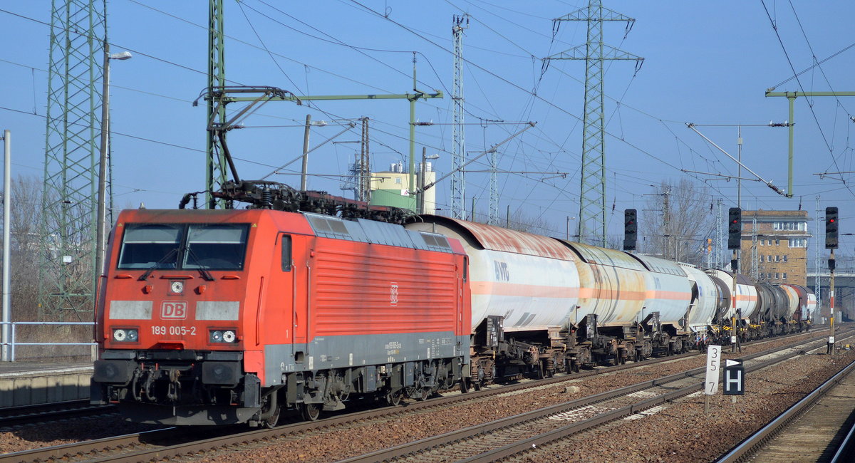 189 005-2 mit einem gemischten Kesselwagenzug am 14.02.17 Bf. Flughafen Berlin-Schönefeld.
