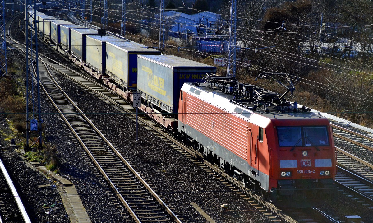 189 005-2 mit KLV-Zug (LKW WALTER) am 28.01.16 Berlin-Springpfuhl.