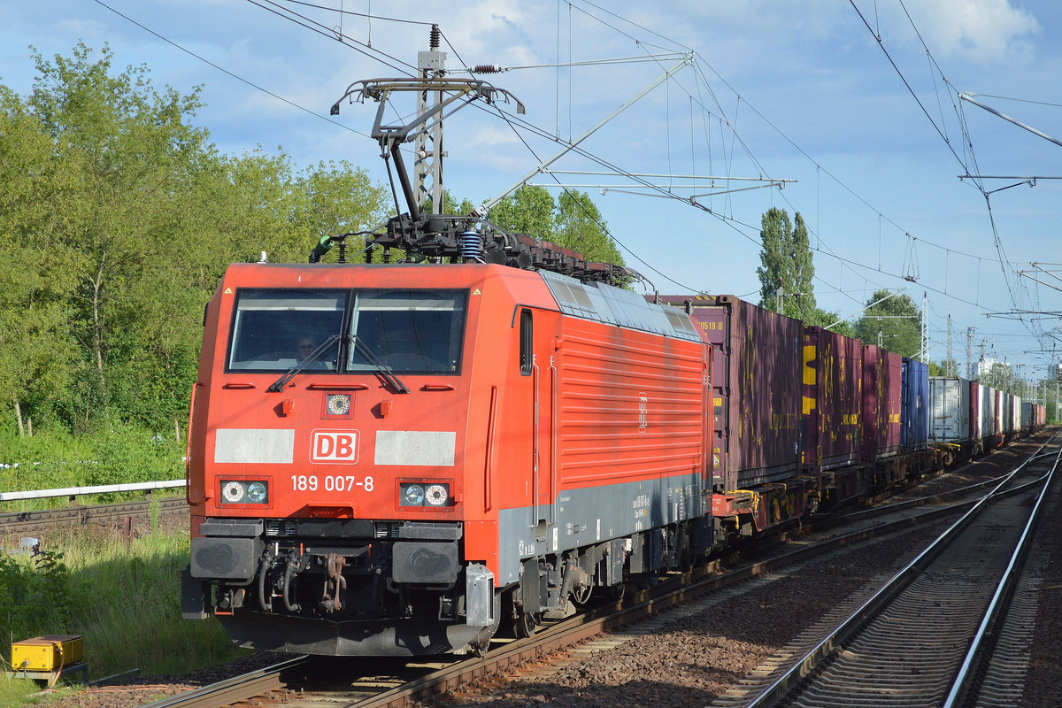 189 007-8 mit Containerzug am 23.07.17 Berlin-Hohenschönhausen.