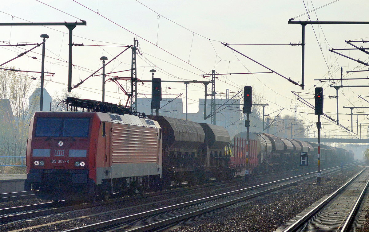 189 007-8 mit gemischtem Güterzug am 11.11.16 Bf. Flughafen Berlin-Schönefeld.