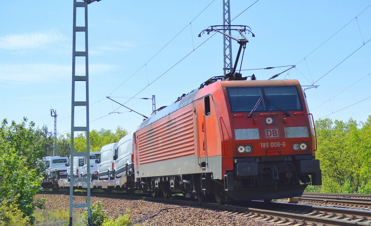 189 008-6 mit einem Nutzfahrzeug-Transportzug mit fabrikneuen VW-Crafter Transportern aus polnischer Produktion am 18.05.17 Berlin-Wuhlheide.