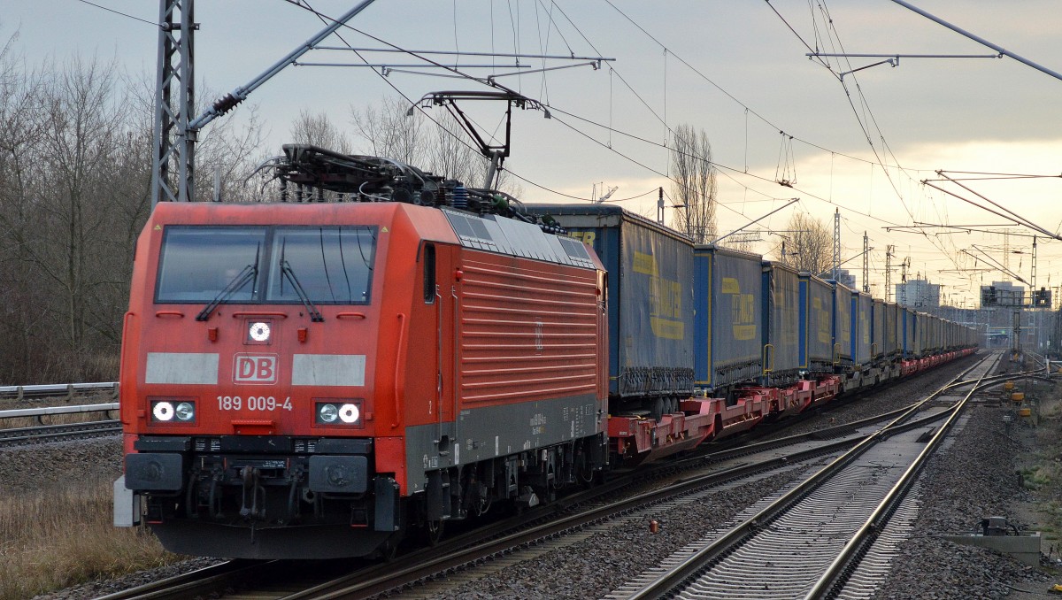 189 009-4 mit KLV-Zug (LKW WALTER Auflieger) am 26.01.16 Berlin-Hohenschönhausen.