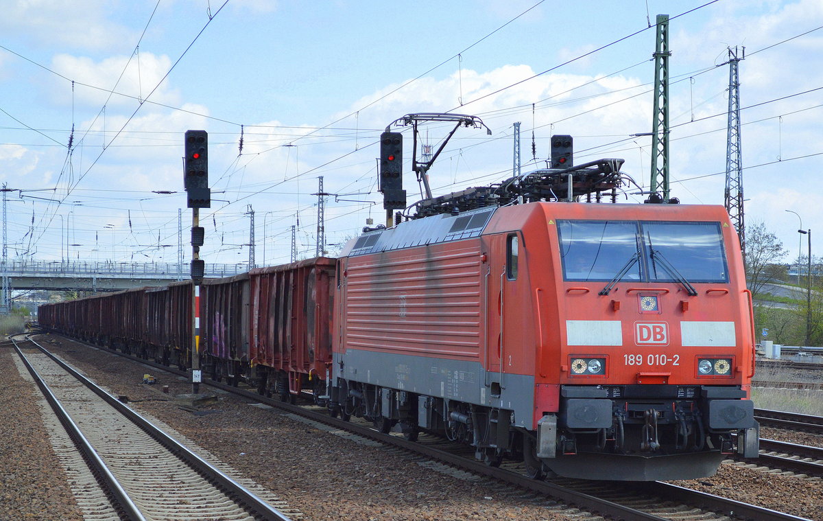 189 010-2 mit Ganzzug offener Drehgestell-Güterwagen am 20.04.17 Bf. Flughafen Berlin-Schönefeld.