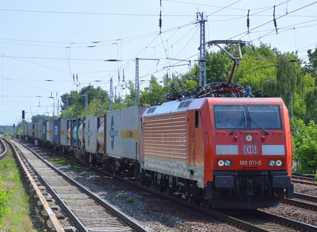 189 011-0 mit Containerzug am 24.07.15 Berlin-Hirschgarten.