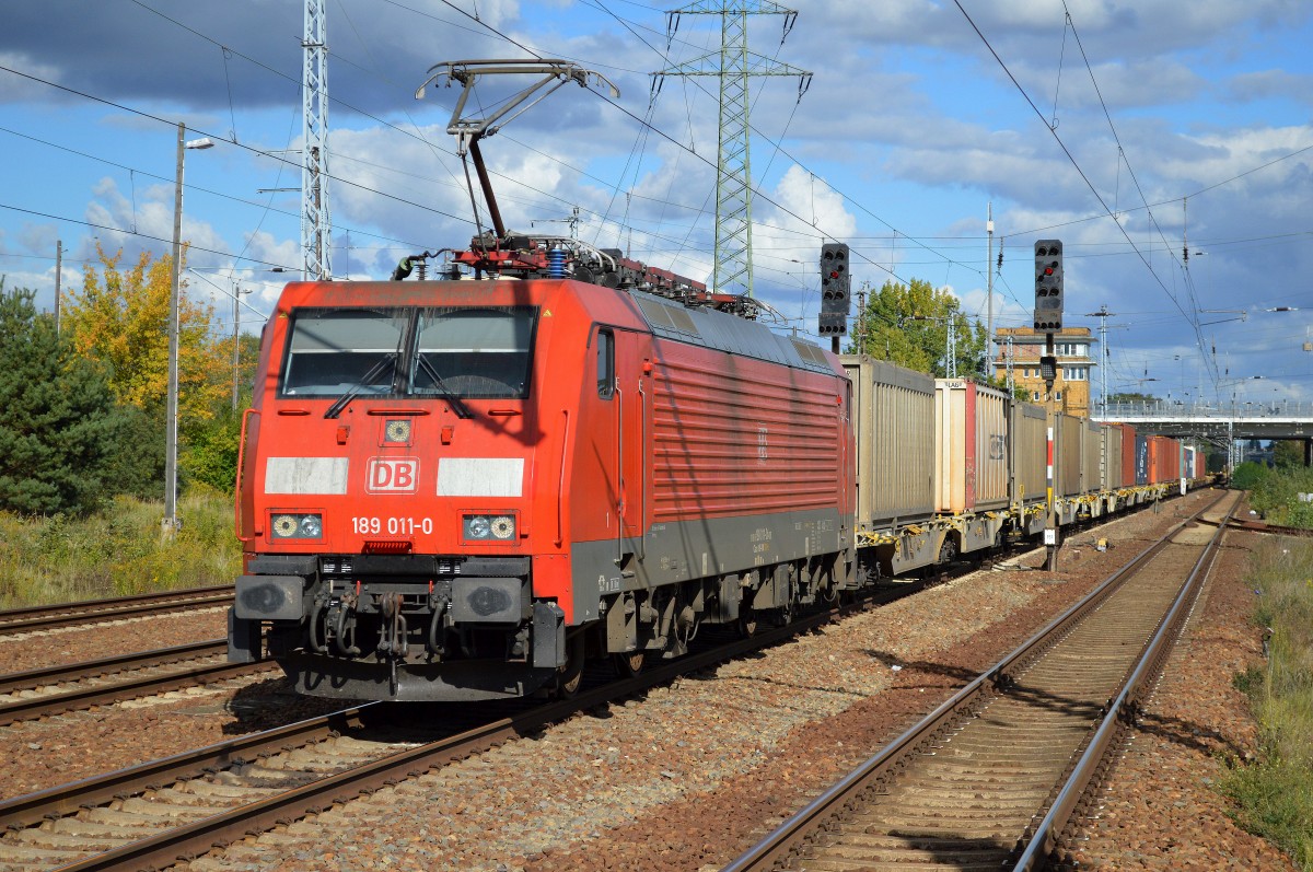 189 011-0 mit Containerzug am 27.09.15 Durchfahrt Bhf. Flughafen Berlin-Schönefeld.