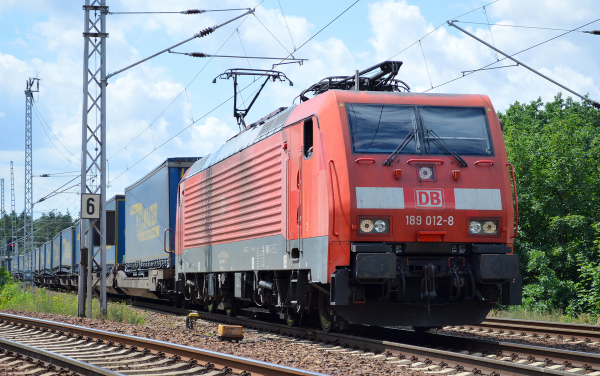 189 012-8 mit KLV-Zug (LKW-WALTER Trailer) am 28.06.16 Berlin-Wuhlheide.