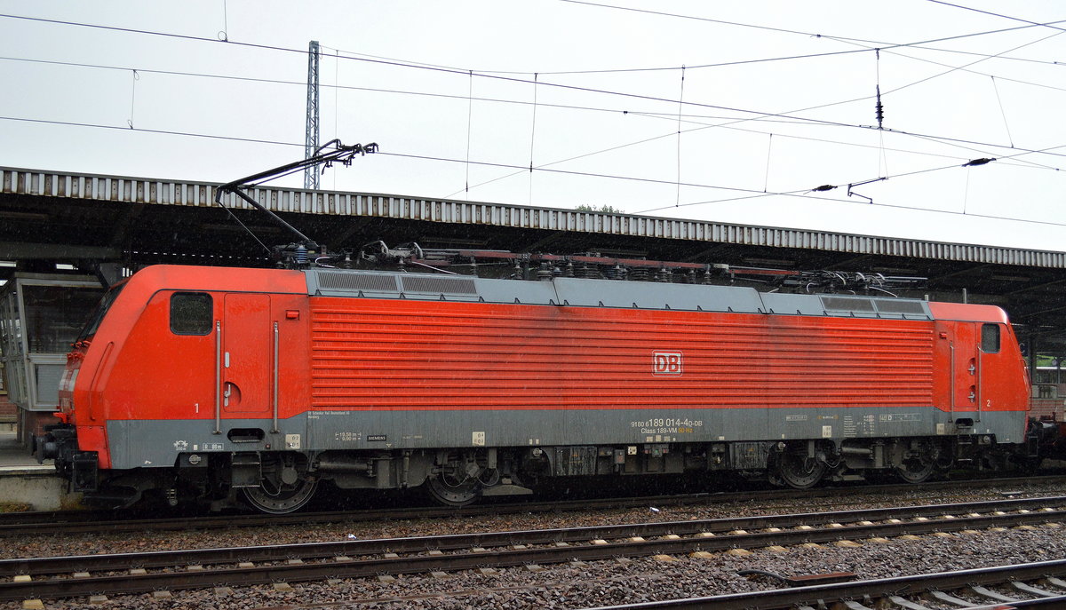 189 014-4 bei strömenden Regen mit Containerzug am 14.06.16 Bf. Flughafen Berlin-Schönefeld.