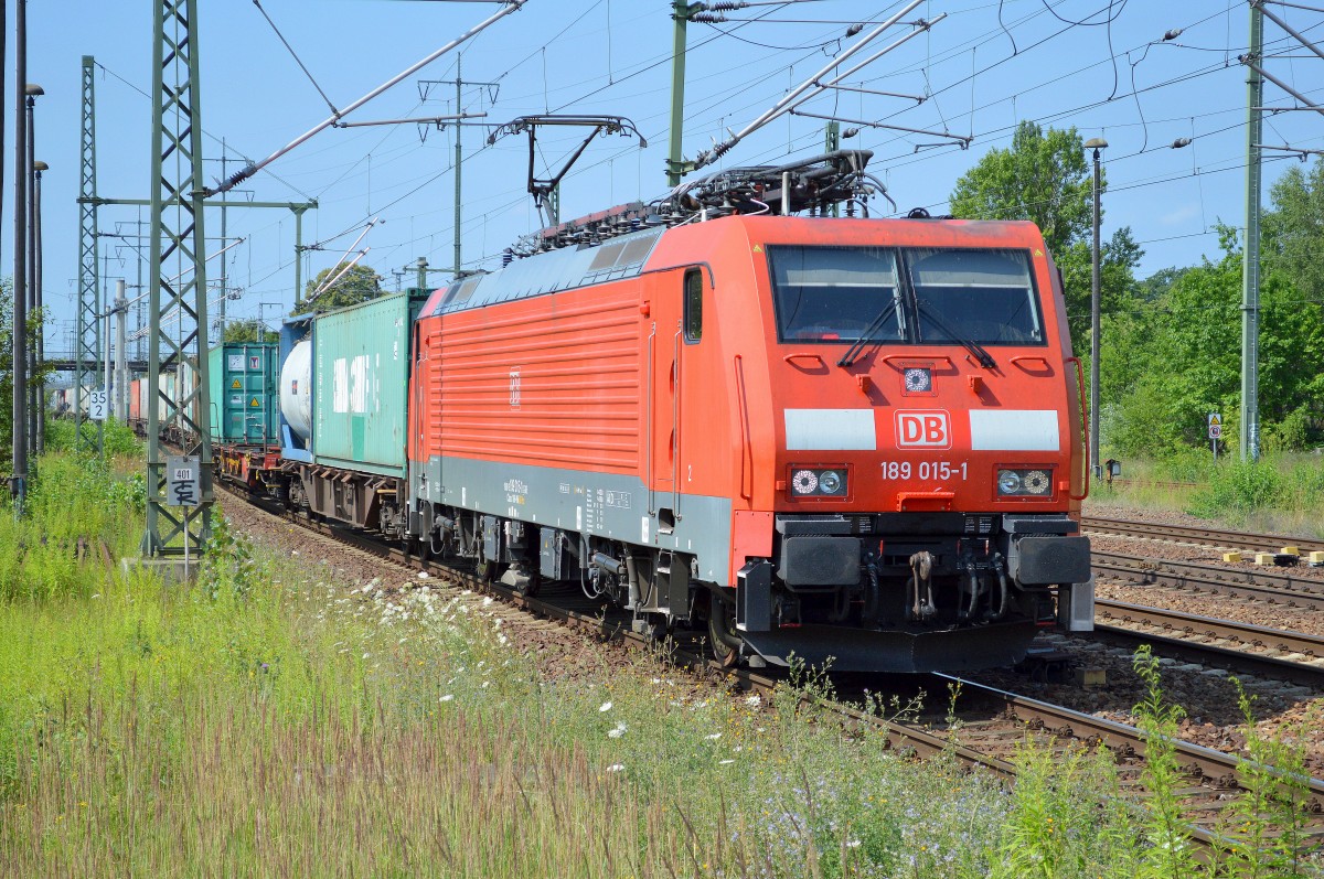 189 015-1 mit Containerzug am 18.07.15 Bhf. Flughafen Berlin-Schönefeld.