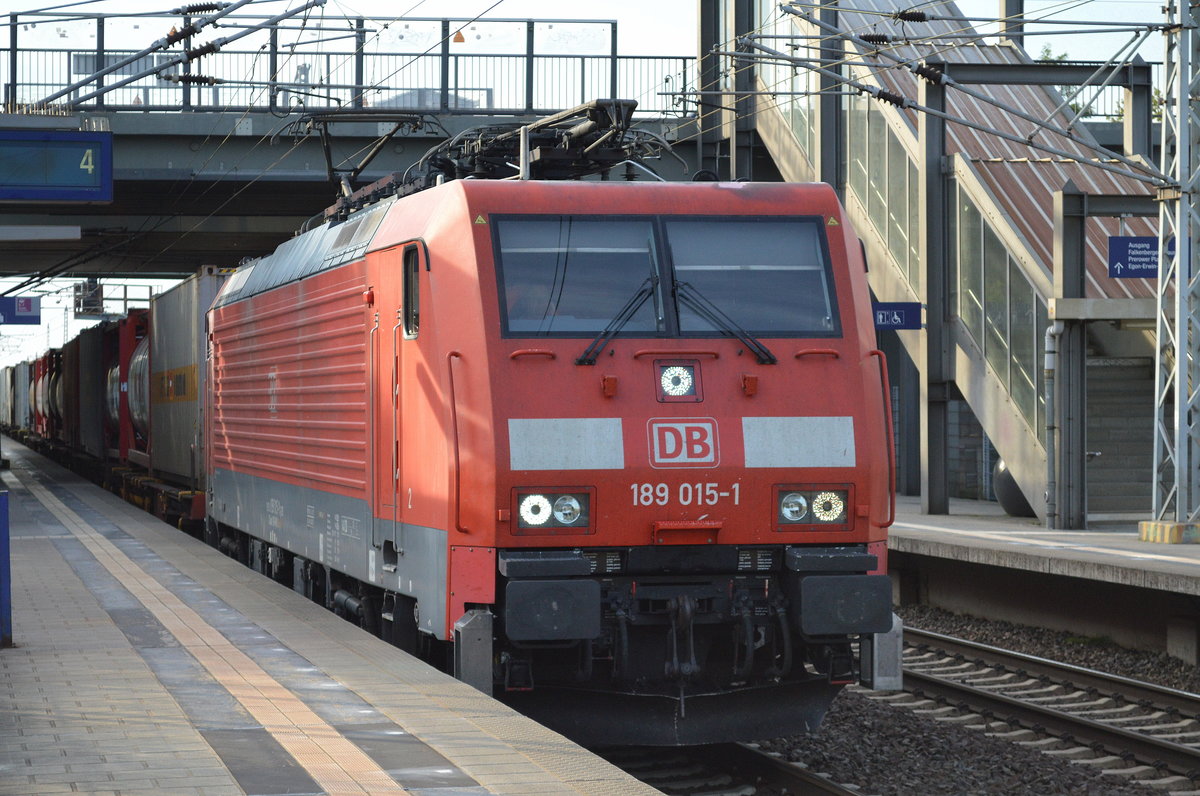 189 015-1 mit Containerzug am 19.07.17 Bf. Berlin-Hohenschönhausen.