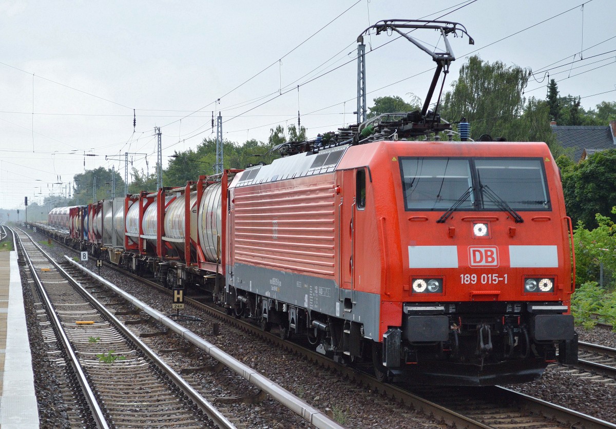 189 015-1 mit nur gering beladenem Containerzug am 13.07.15 Berlin-Hirschgarten.