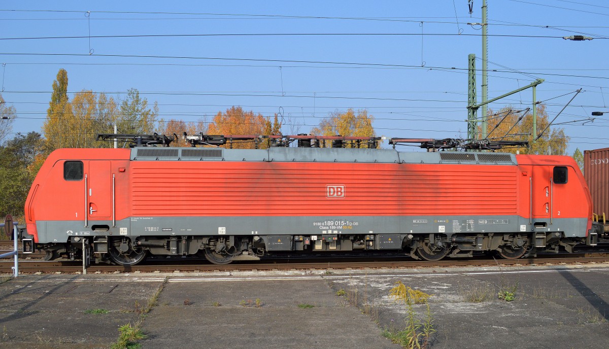 189 015-1 steht mit einem Containerzug mit einem defekten Containertragwagen im Bhf. Flughafen Berlin-Schönfeld fest, 29.10.15