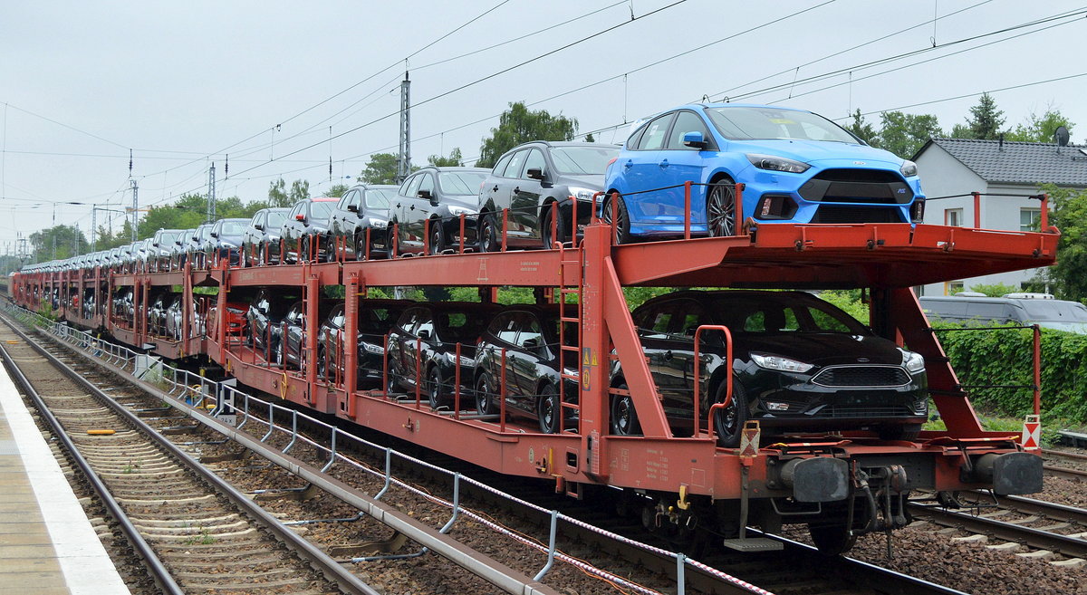 189 015-1 zog diesen recht kurzen PKW-Transportzug mit FORD PKW-Modellen, irgenwie entstand aus diesem Blickwinkel eine reizvolle Optik mit diesem einen blauen Fahrzeug, einem fabrikneuen Ford Focus RS am Ende des Zuges, 25.05.16 Berlin-Hirschgarten.