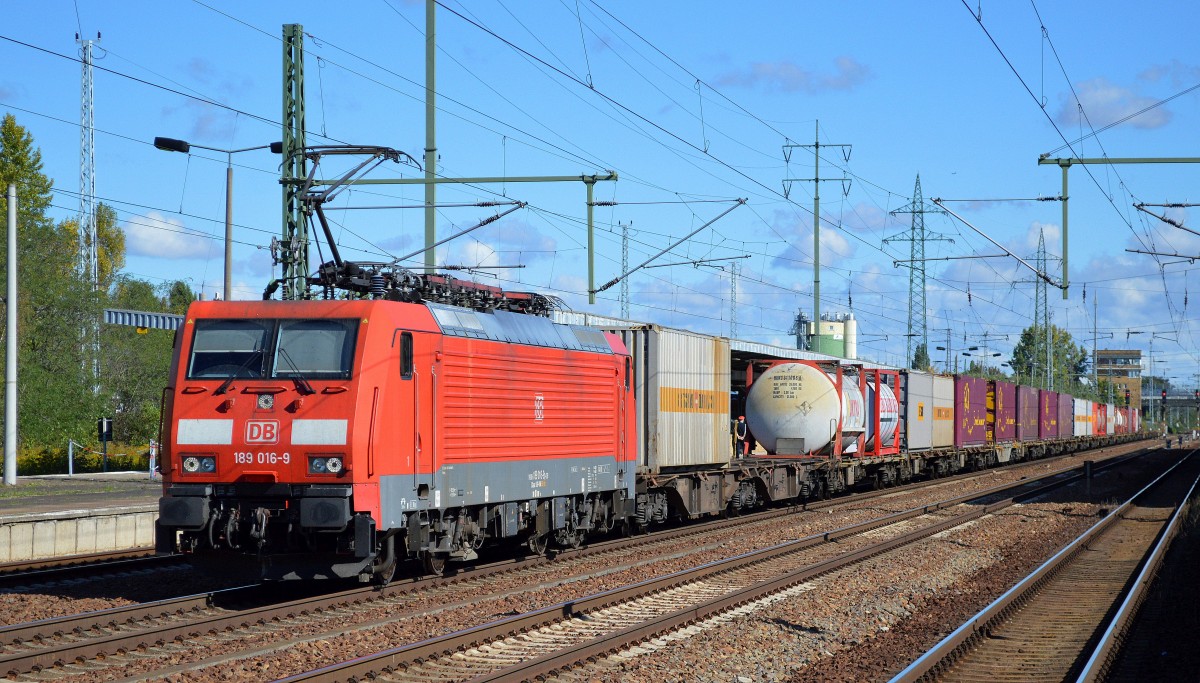189 016-9 mit Containerzug am 28.09.15 Durchfahrt Bhf. Flughafen Berlin-Schönefeld.