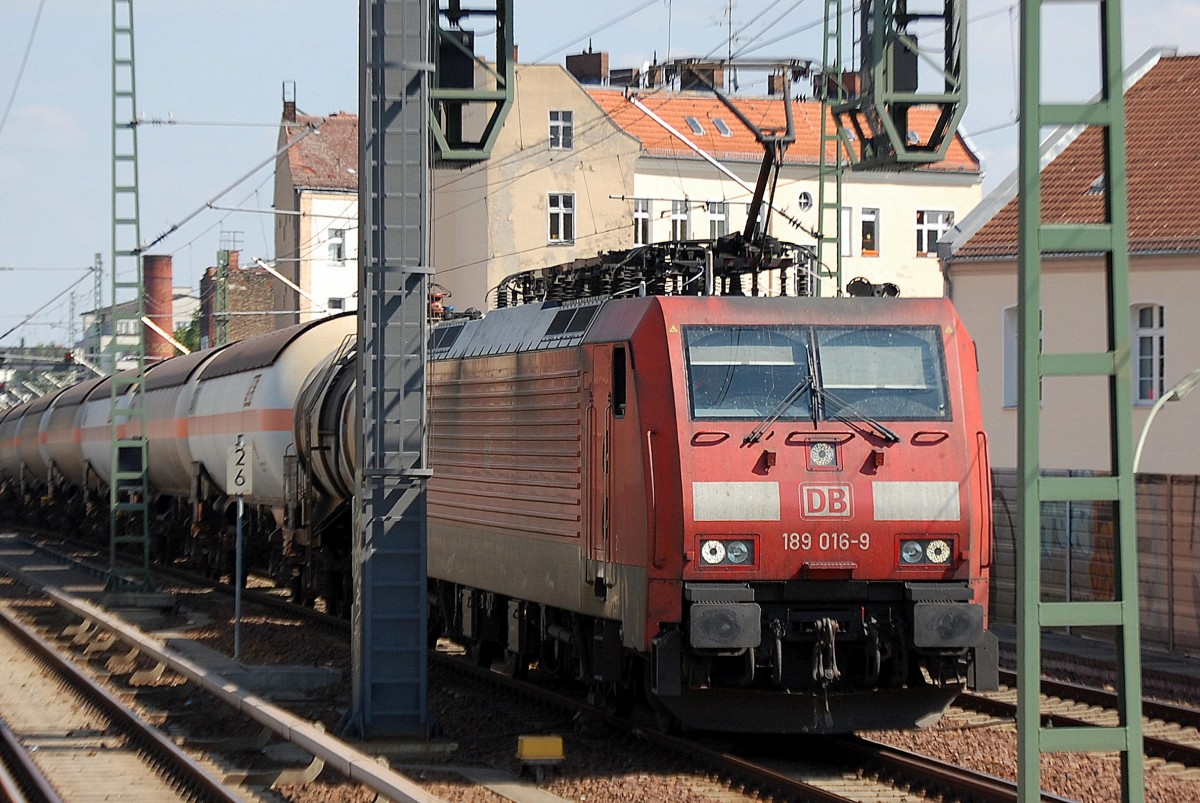 189 016-9 mit einem Ganzzug Gasdruckkesselwagen Richtung Westhafen am 22.08.13 Berlin-Wedding.