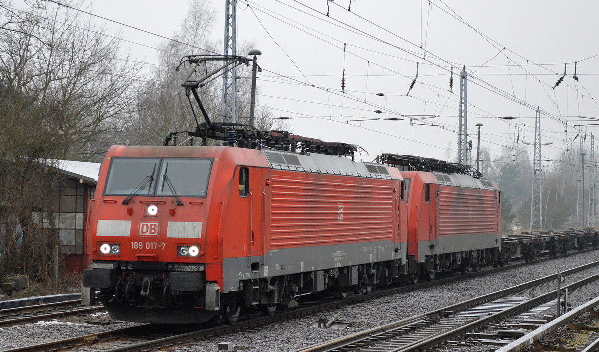 189 017-7 hat die 189 008-6 und einen halb vollen Containerzug am Haken am 23.01.17 Berlin-Hirschgarten.