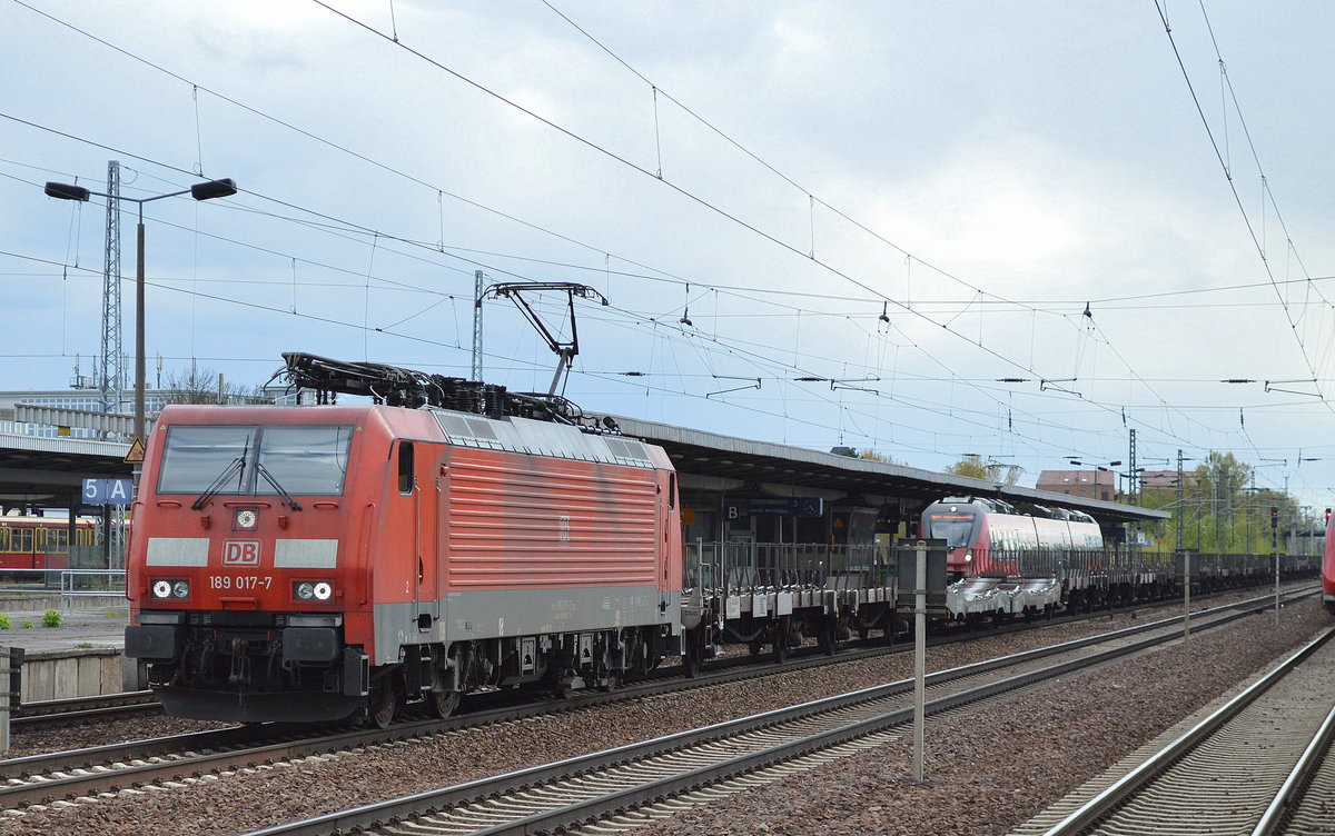 189 017-7 mit einem Leerzug mit Nutzfahrzeug-Transportwagen am 26.04.17 Bf. Flughafen Berlin-Schönefeld.