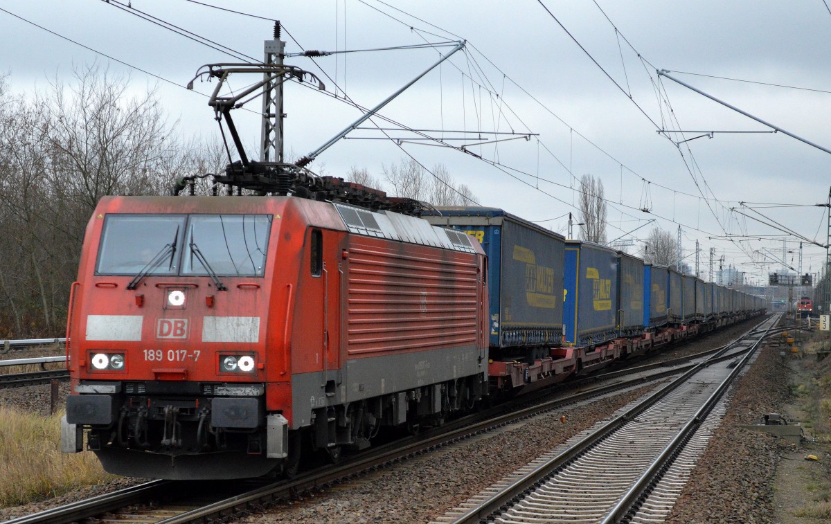 189 017-7 mit KLV-Zug (LKW WALTER Auflieger)am 17.12.15 Berlin-Hohenschönhausen. 