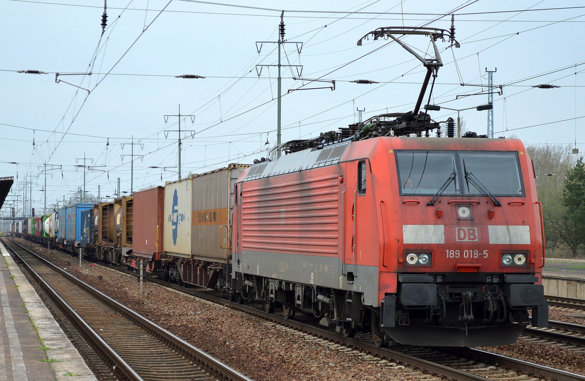 189 018-5 mit Containerzug am 15.04.16 Bf. Flughafen Berlin-Schönefeld.