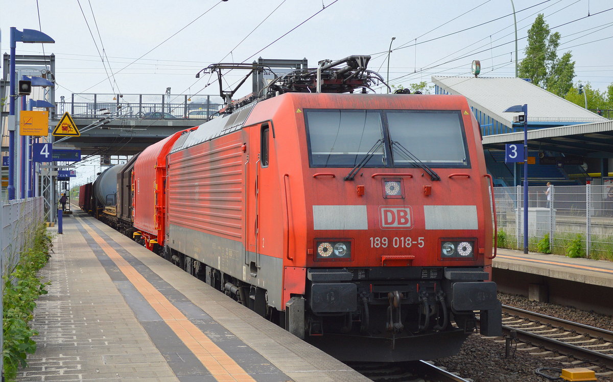 189 018-5 mit kurzem gemischten Güterzug am 23.05.17 Bf. Berlin-Hohenschönhausen.