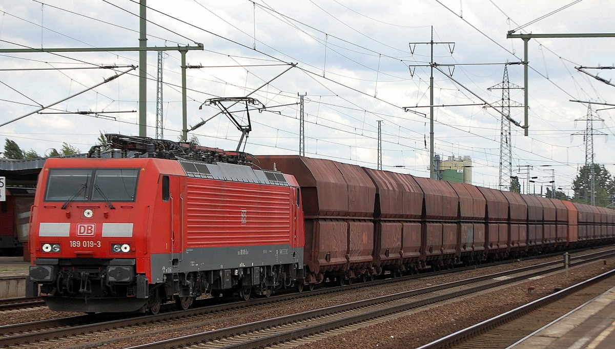 189 019-3 f�hrt mit Ganzzug Sch�ttgutwagen kurz zum Personalwechsel im Bhf. Flughafen Berlin-Sch�nefeld ein, 27.08.13