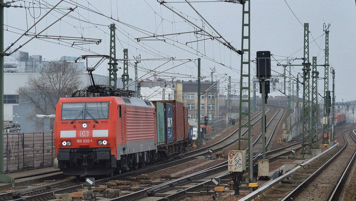 189 020-1 mit Containerzug unterquert die Bahntrasse zum Berliner Hbf. in Berlin-Wedding, 09.04.15