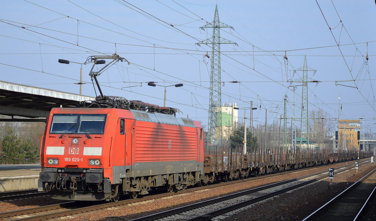 189 020-1 mit einem Güterzug mit Stahlbrammen beladen am 09.02.17 Bf. Flughafen Berlin-Schönefeld.