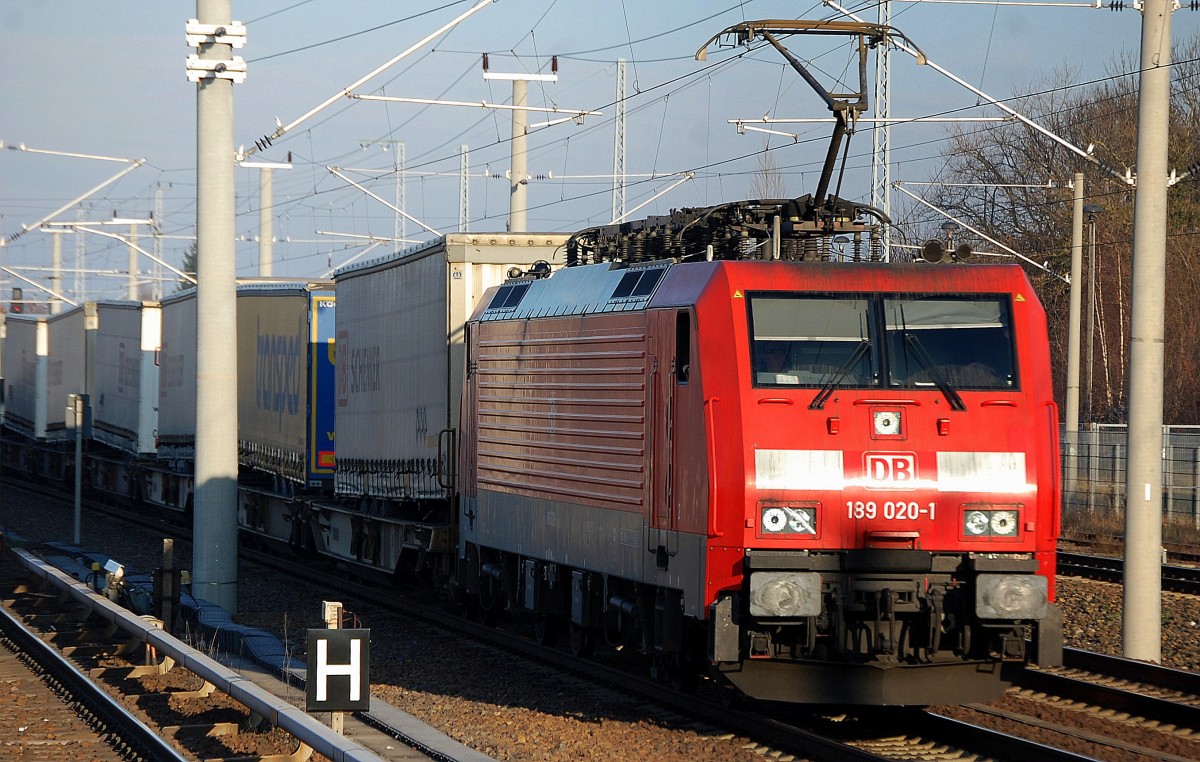 189 020-1 mit einem Taschwagenzug mit DB/Schenker LKW-Aufliegern am 13.12.13 Berlin-Blankenburg Richtung Innenstadt.