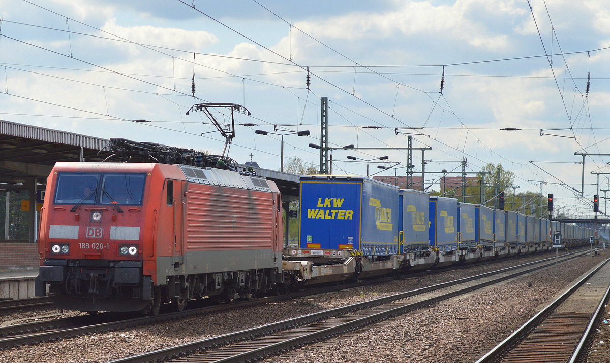 189 020-1 mit KLV-Zug (LKW WALTER Trailer) am 20.04.17 Bf. Flughafen Berlin-Schönefeld.