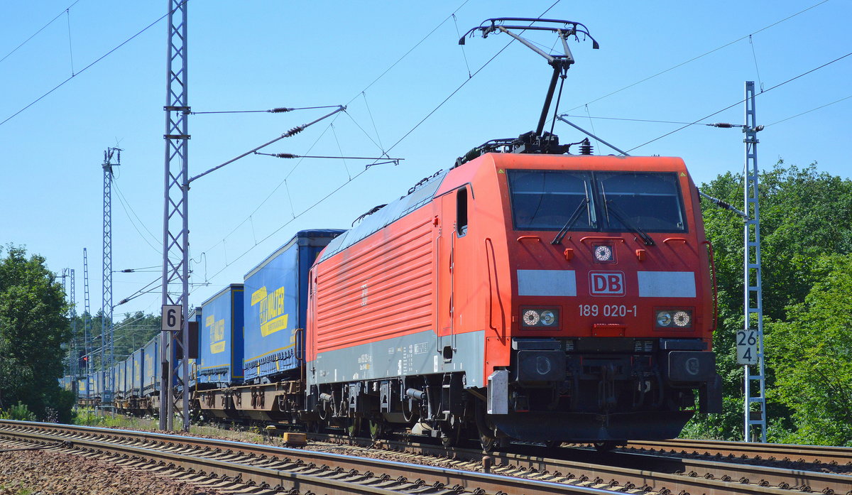 189 020-1 mit KLV-Zug (LKW WALTER Trailer) am 19.07.17 Berlin-Wuhlheide.