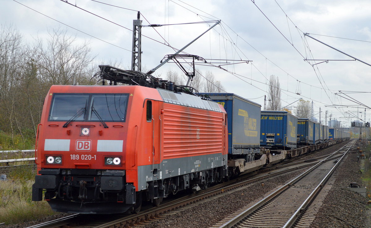 189 020-1 mit KLV-Zug (LKW WALTER Trailer) Richtung Rostock am 03.11.17 Berlin-Hohenschönhausen.
