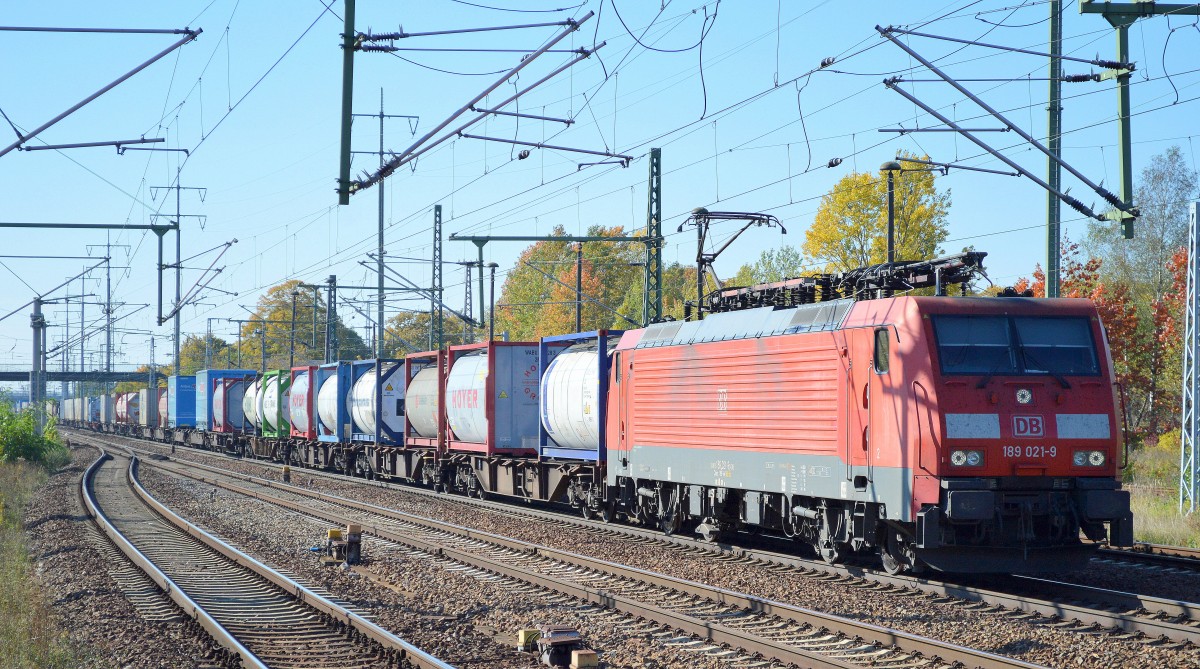 189 021-9 mit Containerzug am 10.10.15 Bhf. Flughafen Berlin-Schönefeld.