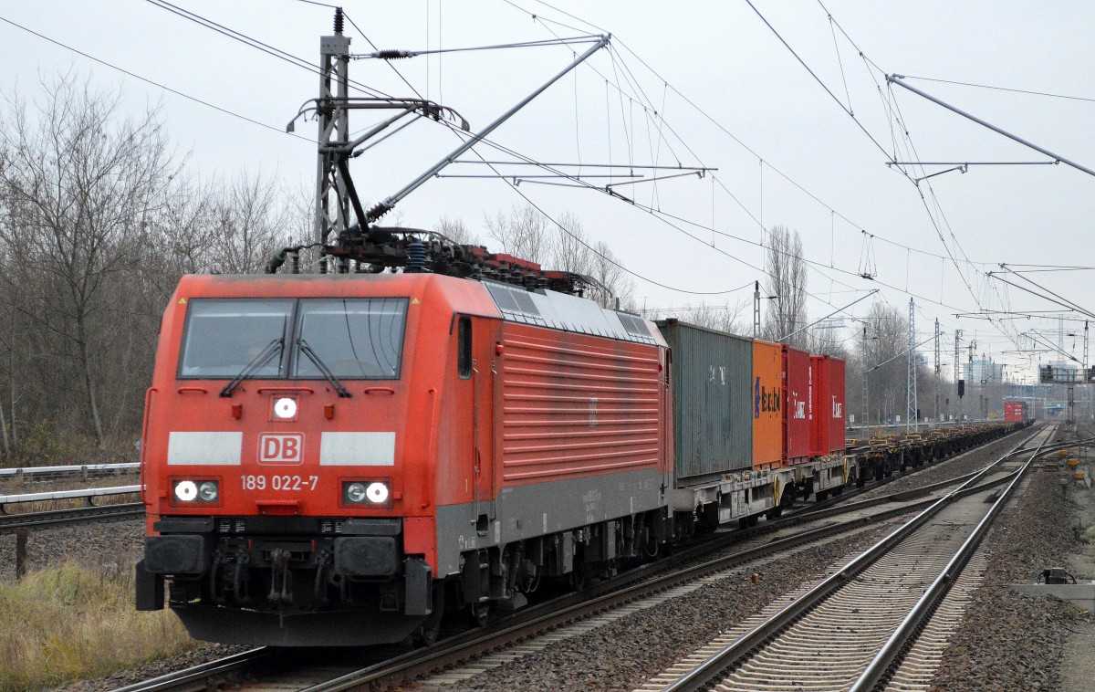189 022-7 mit Containerzug am 07.12.15 Berlin-Hohenschönhausen.