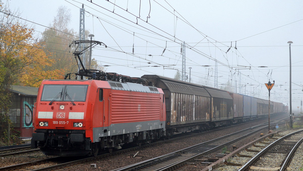 189 055-7 mit einem Güterzug des VW-Konzerns mit Karosserie-Teilen und verschiedenen VW + Audi PKW- und Nutzfahrzeug-Modellen Richtung Frankfurt/Oder am 19.10.17 Berlin-Hirschgarten.