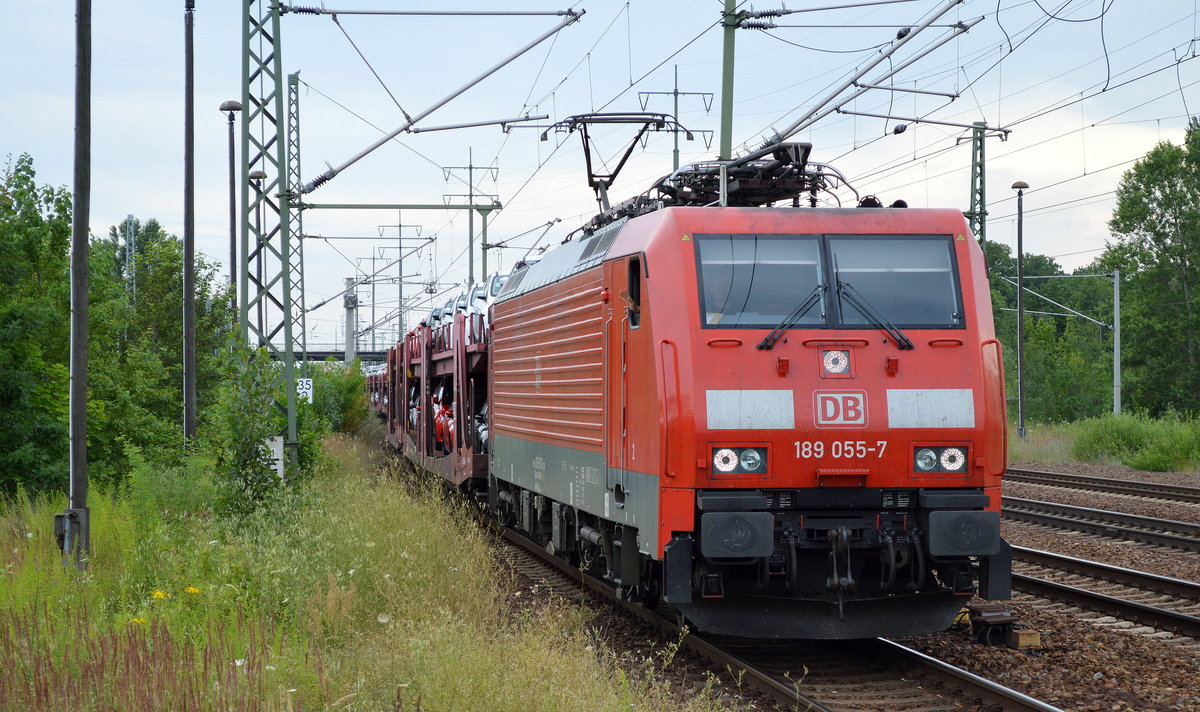 189 055-7 mit PKW-Transportzug (fabrikneue FORD) am 11.07.16 Bf. Flughafen Berlin-Schönefeld. 